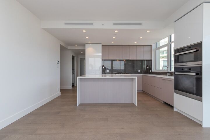 Property Photo: 1632 Lions Gate Lane 1701 BC V7P 0E2