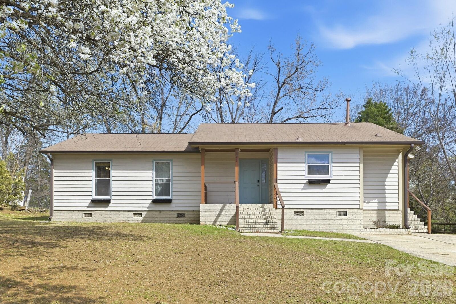 Property Photo:  501 Vista Grande Circle  NC 28226 