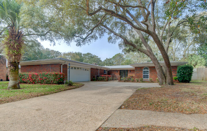 Property Photo:  613 NE Cambridge Avenue  FL 32547 