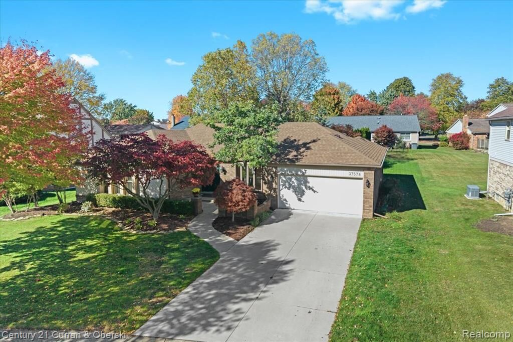 Property Photo:  37578 Munger Drive  MI 48154 1277 