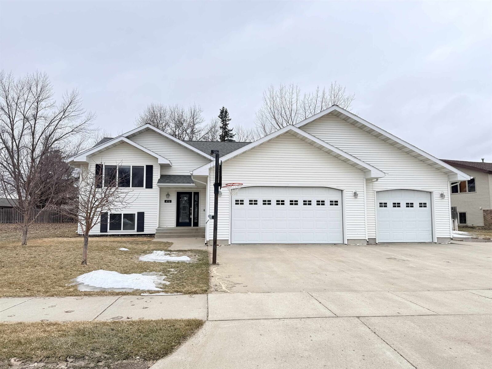 Property Photo: 416 22nd St SW ND 58701