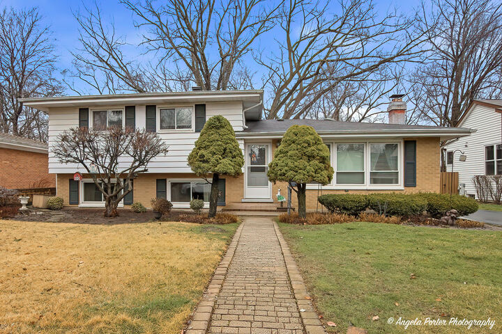 Property Photo:  908 French Drive  IL 60060 