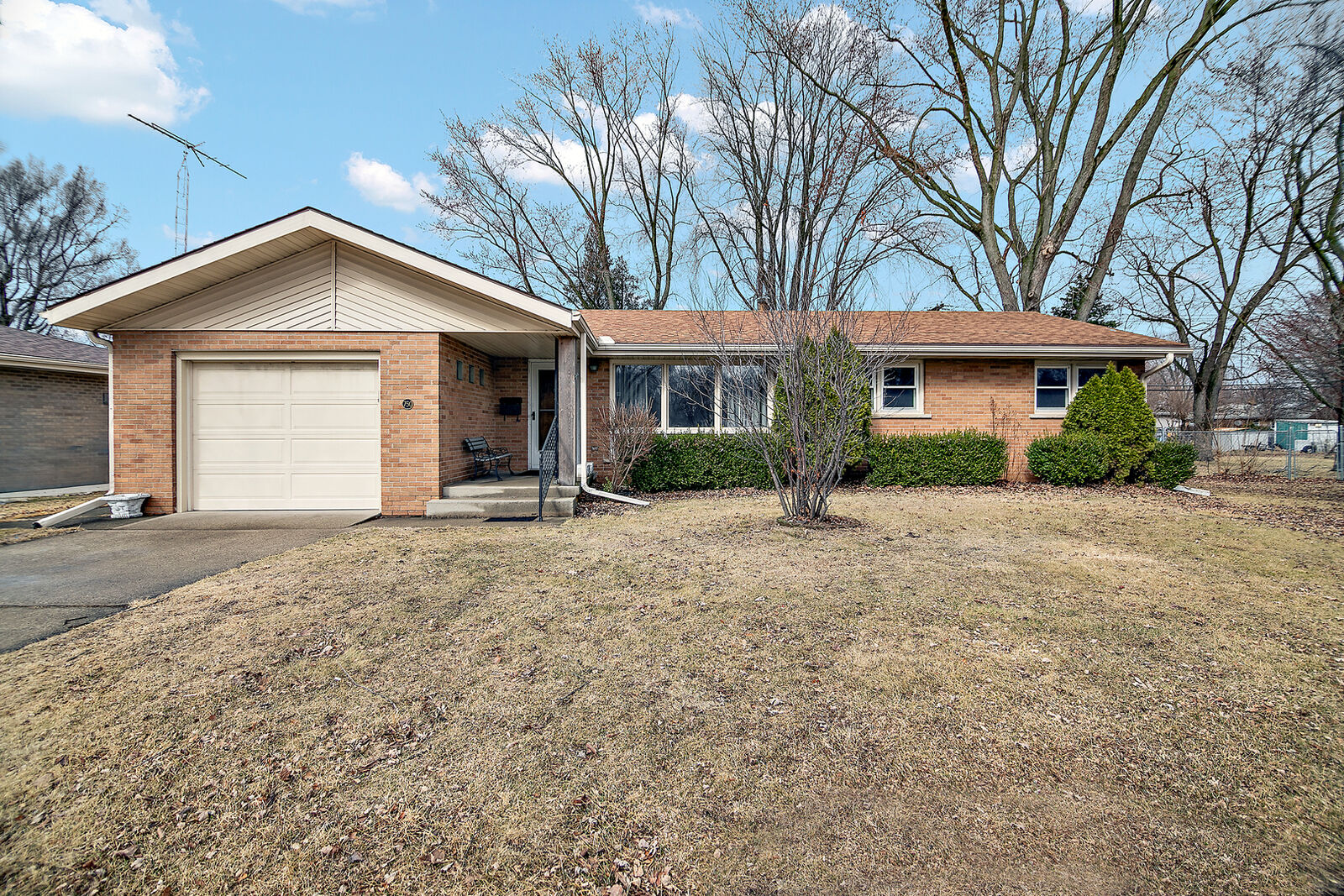 Property Photo:  750 Bishop Court  IL 60915 