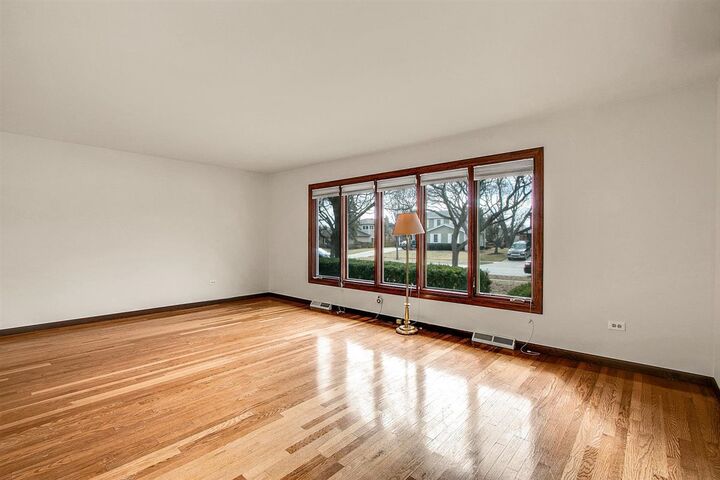 Property Photo:  1040 E Grissom Drive  IL 60074 