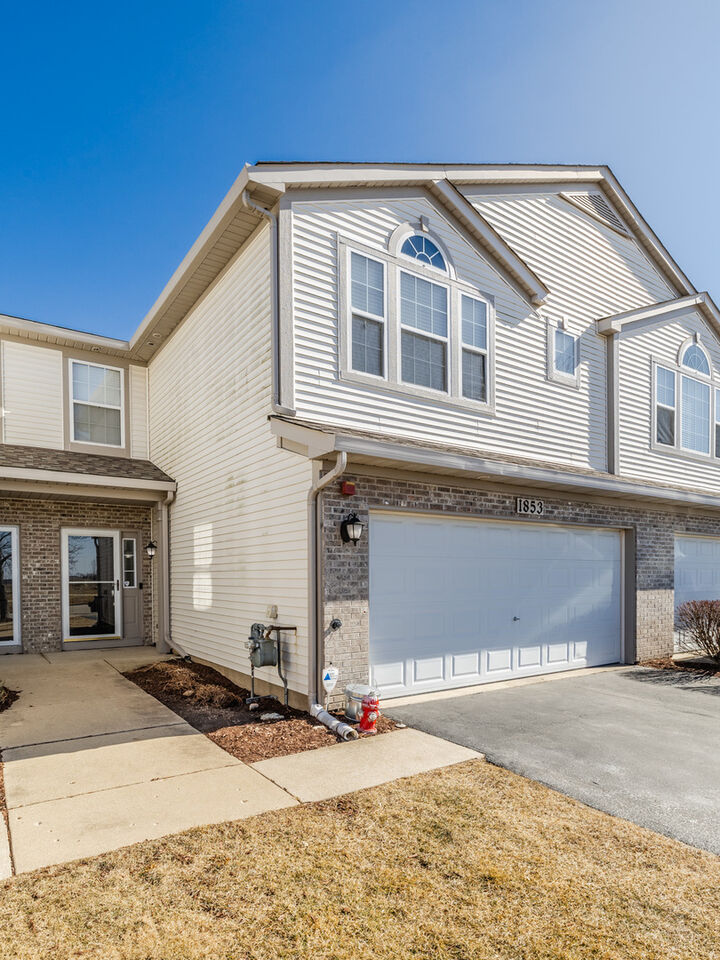 Property Photo: 1853 Candlelight Circle IL 60538