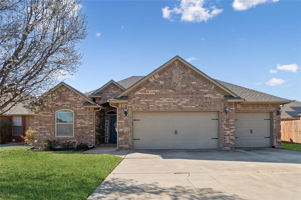 Property Photo:  712 Woods Way  OK 73160 