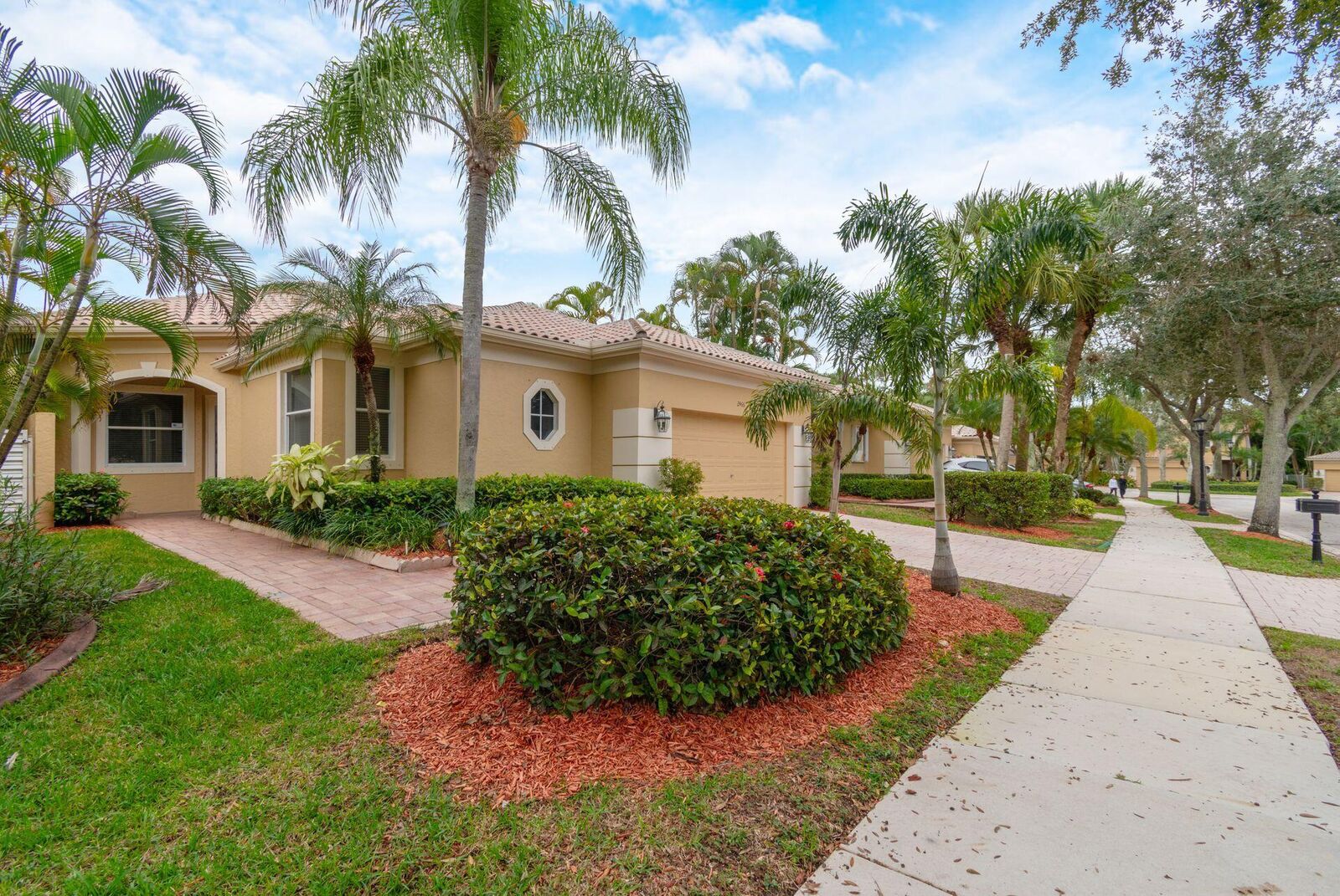 Property Photo:  2466 Bay Isle Court  FL 33327 