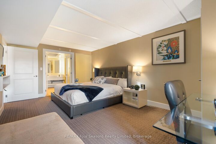 Property Photo: 9 Harbour Street E 3411/3413 ON L9Y 5C5