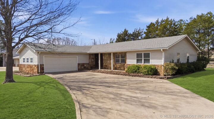 Property Photo:  518 Fox Run Court  OK 74044 