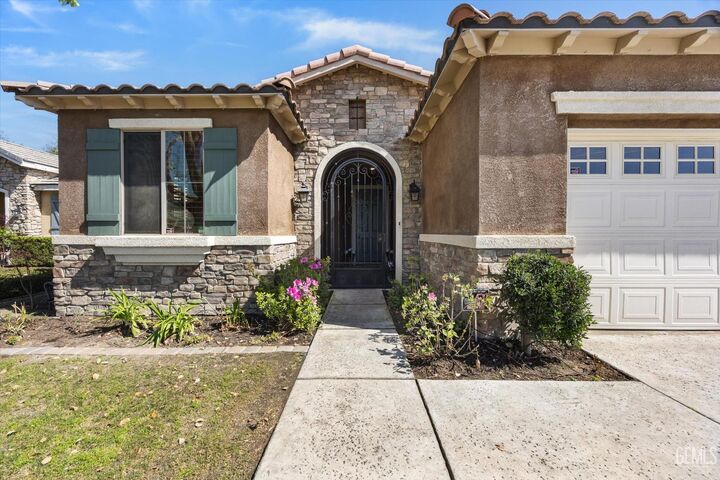 Property Photo:  420 Hollyhill Drive  CA 93312 