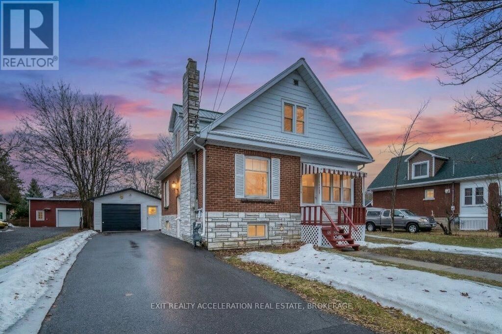 Property Photo:  236 East Street  ON K7R 1T2 