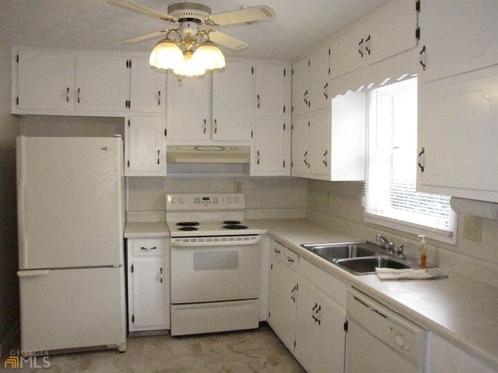 Property Photo:  445 Williamsburg Way  GA 30215 