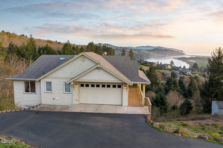 Property Photo: 7415 E Summit Road OR 97135