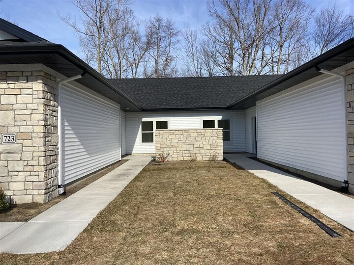 Property Photo:  725 Violet Way  MI 49085-8754 