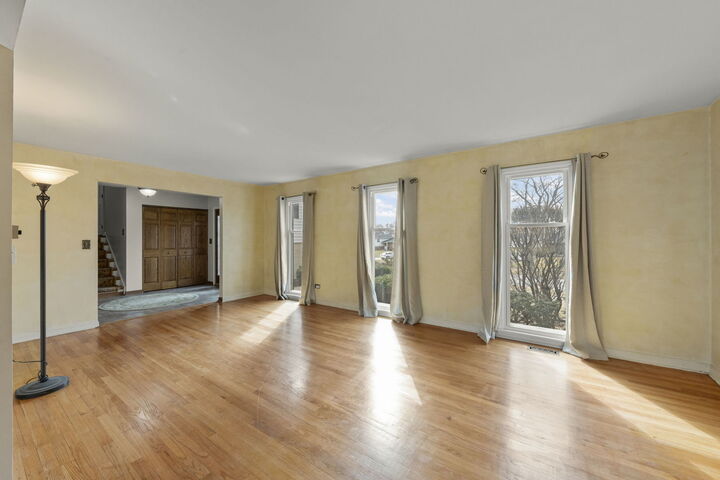 Property Photo:  706 Crest Lane  IL 60532 