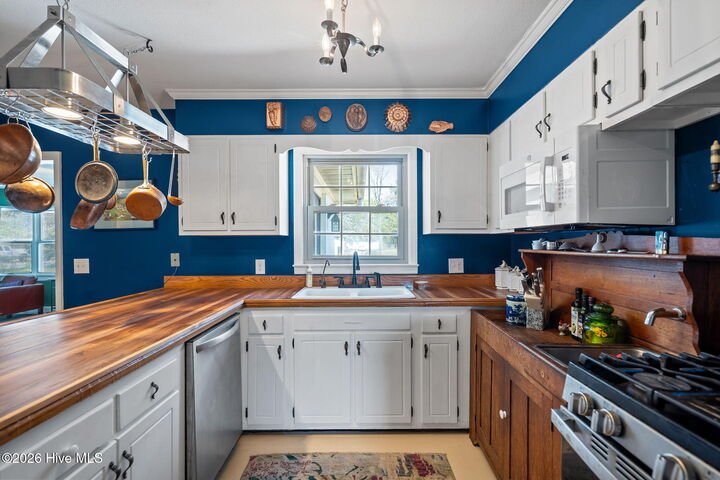 Property Photo:  814 Cape Fear Boulevard  NC 28428 