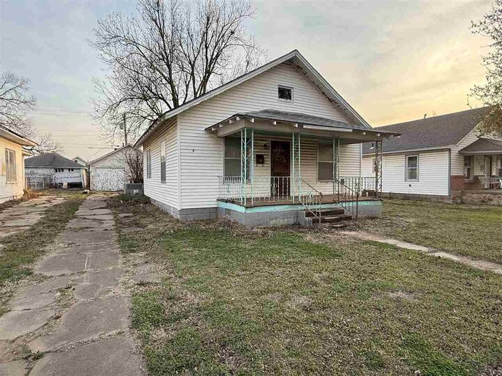 Property Photo:  809 W McKinley  OK 74631 