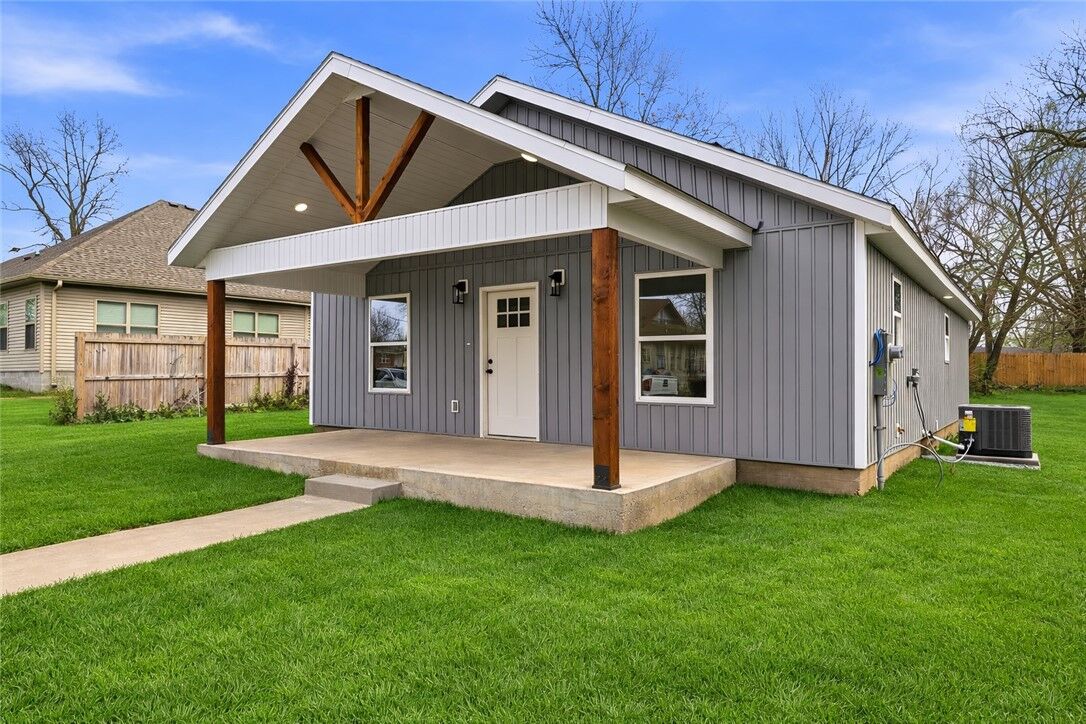 Property Photo:  504 4th Ave NE  AR 72736 