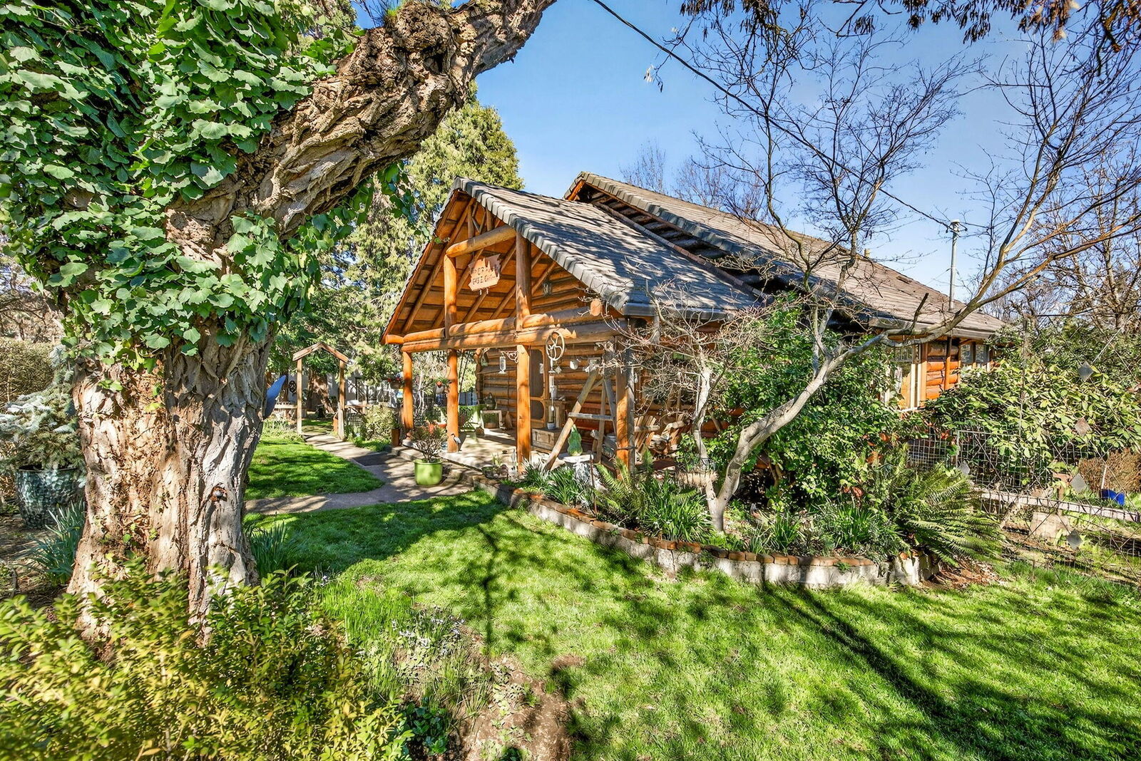 Property Photo: 645 E California Street OR 97530