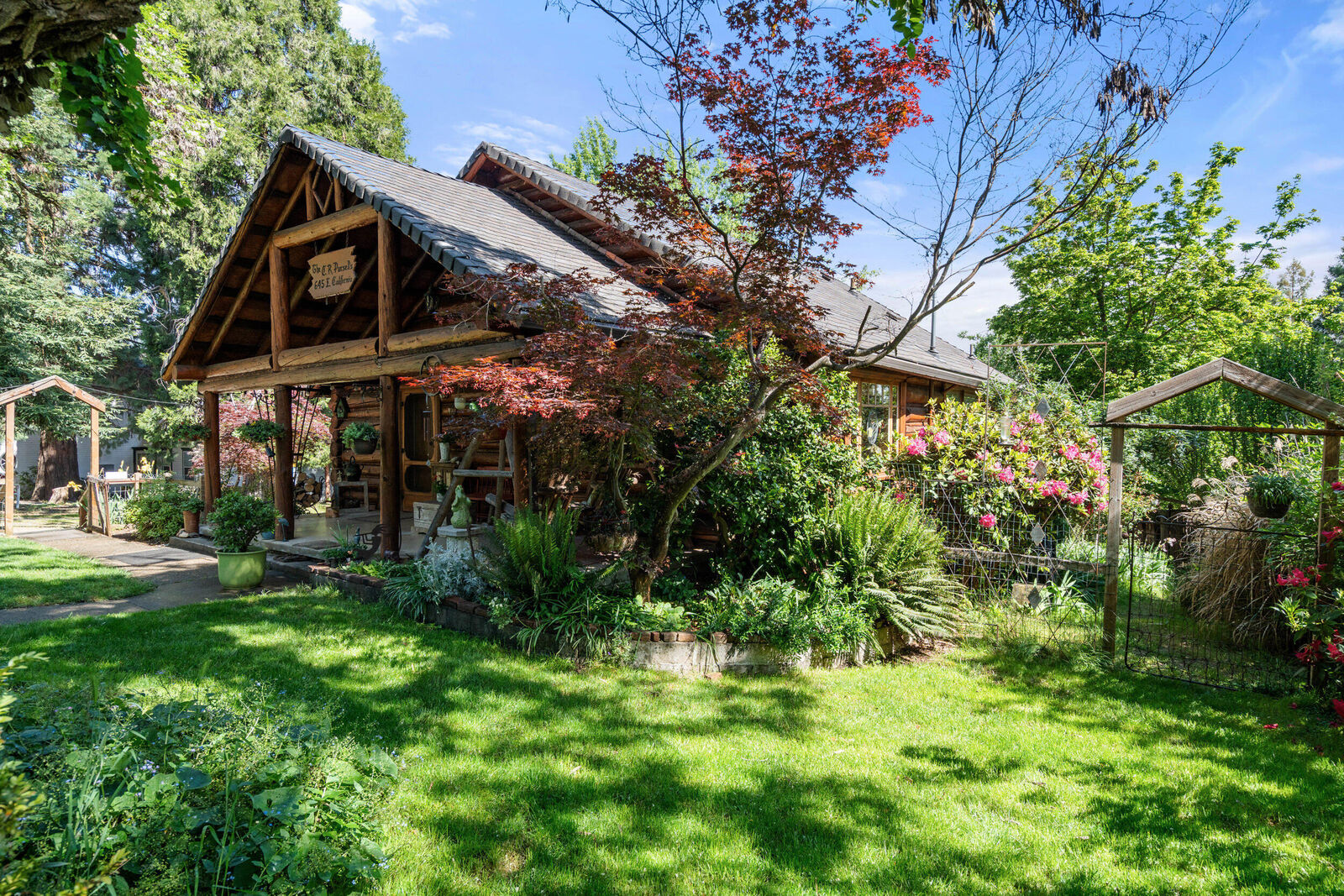 Property Photo: 645 E California Street OR 97530