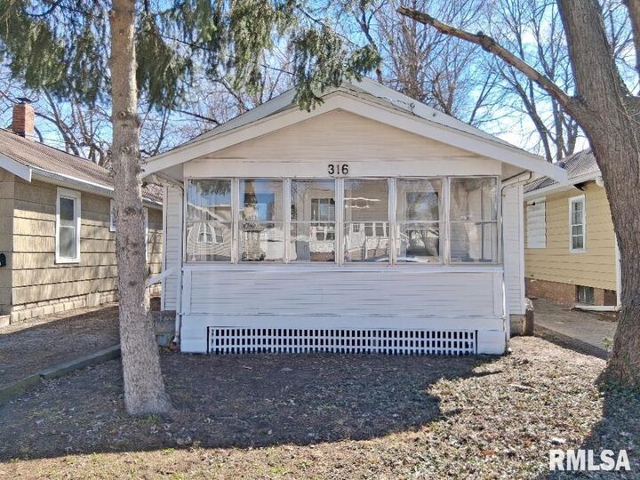 Property Photo:  316 E Melbourne Avenue  IL 61603 