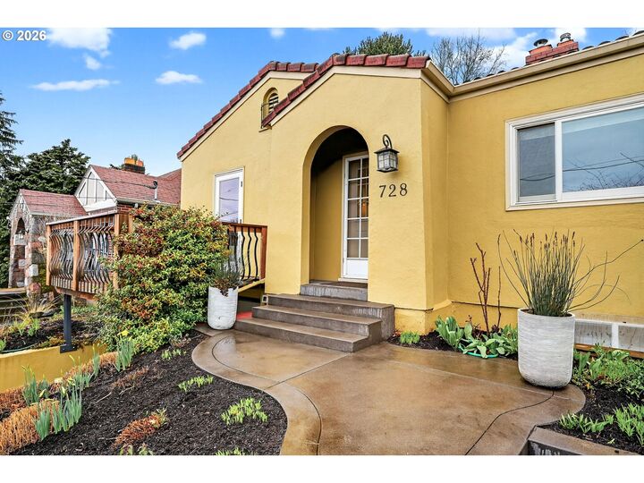 Property Photo:  728 SE 55th Ave  OR 97215 