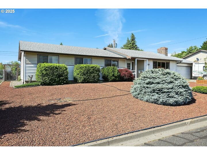 Property Photo:  825 Maple Dr  WA 98620 