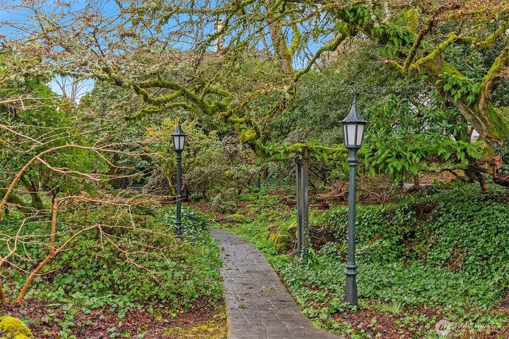 Property Photo:  1118000703  Broadmoor Drive E  WA 98112 