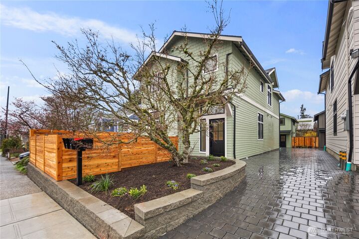 Property Photo: 522 NE 89th Street A WA 98115