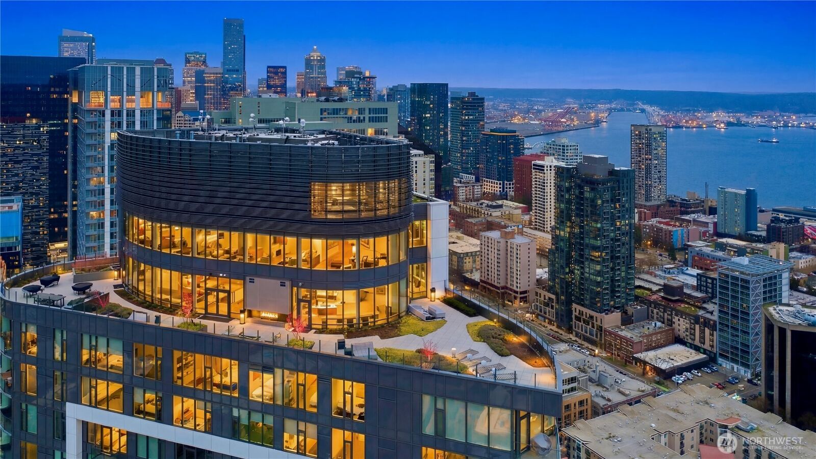 Property Photo:  2510  6th Avenue 1010  WA 98121 