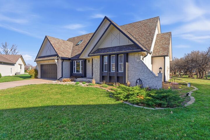 Property Photo:  236 S Forestview Ct  KS 67205 