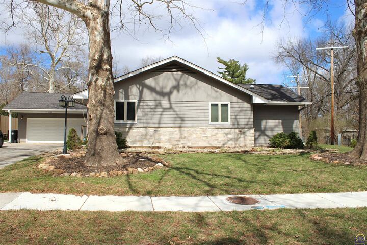 Property Photo:  1610 SW Withdean Rd  KS 66611 