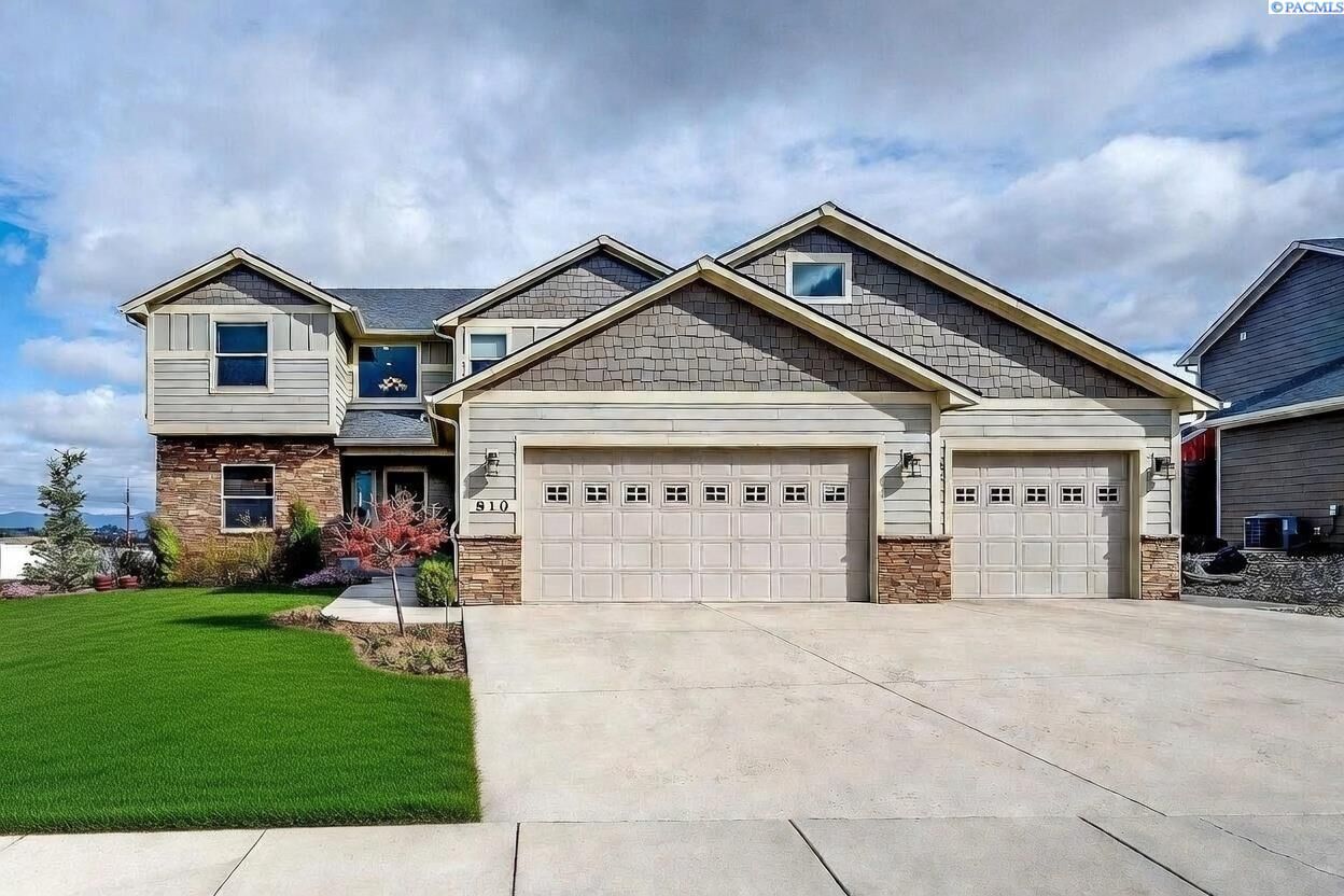 Property Photo: 810 SW Windy Point Court WA 99163