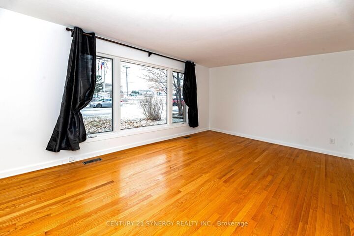Property Photo:  3 Farlane Boulevard  ON K2E 5H1 