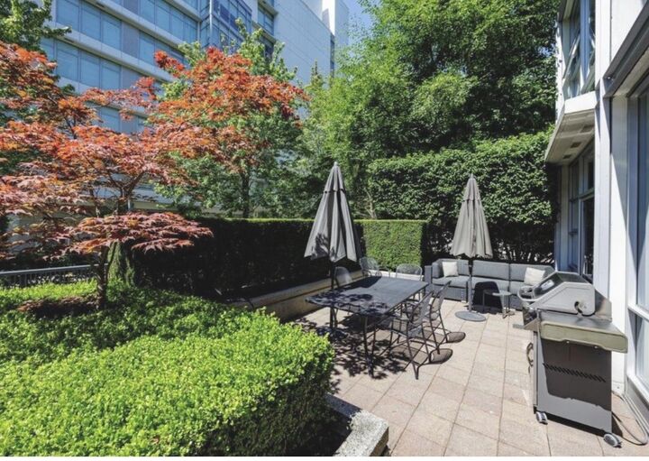 Property Photo:  633 Kinghorne Mews Th106  BC V6Z 3H3 