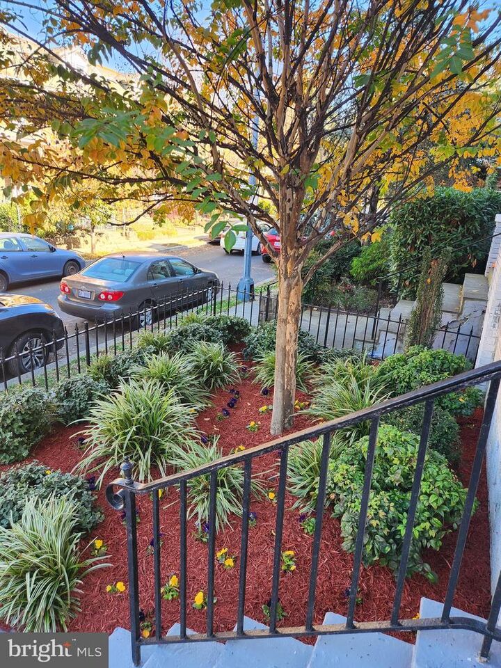 Property Photo:  1530 Spring Place NW  DC 20010 