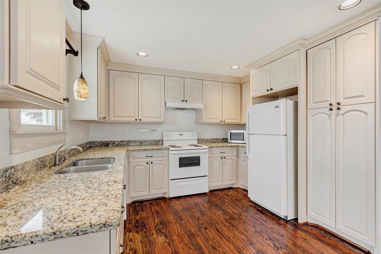 Property Photo:  404 E 29th Street  TX 77008 