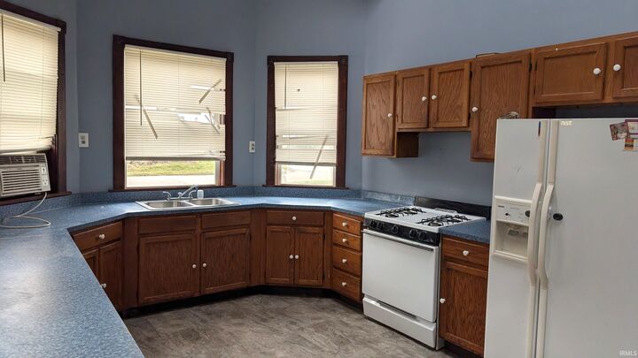 Property Photo:  1608 S Washington Street  IN 46953-2241 