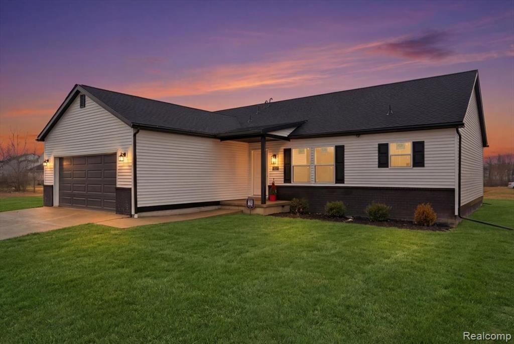 Property Photo:  4331 Bridgeport Court  MI 48141 2804 