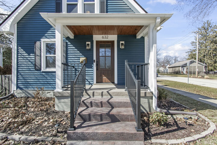 Property Photo:  632 Illinois Street  IL 60134 