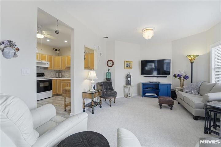 Property Photo:  375 Rifle Camp Road 105  NJ 07424 