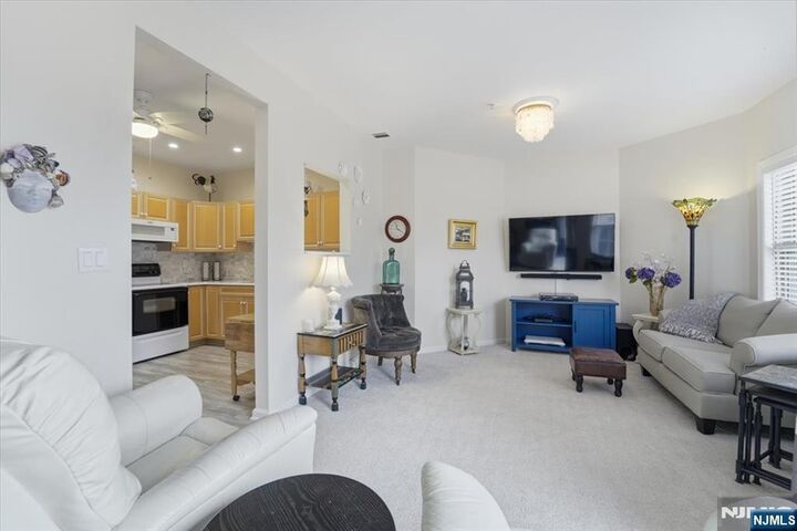 Property Photo:  375 Rifle Camp Road 105  NJ 07424 