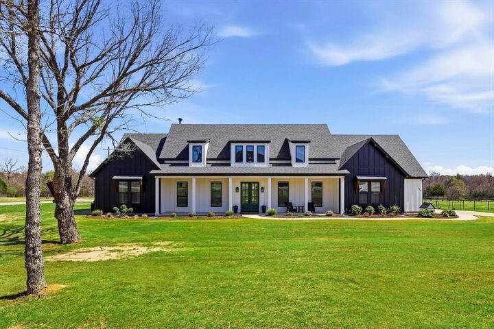 Property Photo: 701 Glade Park Court TX 76020