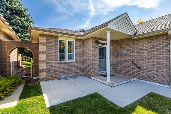 Property Photo:  39 Twentyplace Boulevard  ON L0R 1W0 