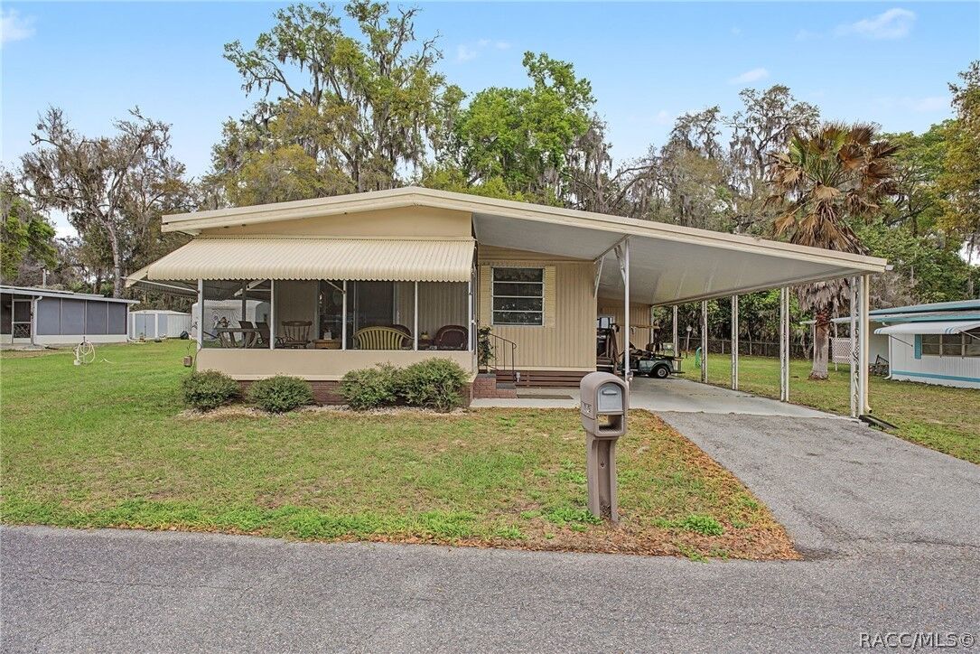 Property Photo: 8245 E Lulas Lane FL 34436