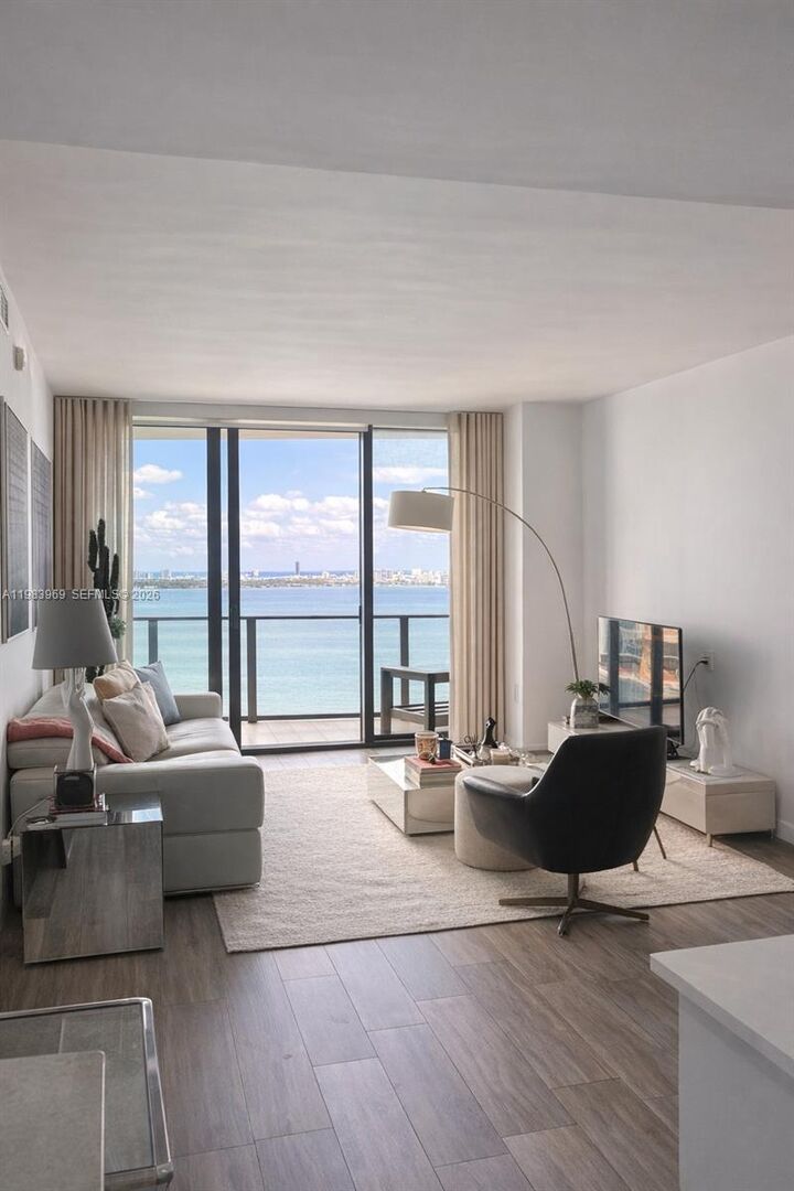 Property Photo:  460 NE 28th St 2807  FL 33137 