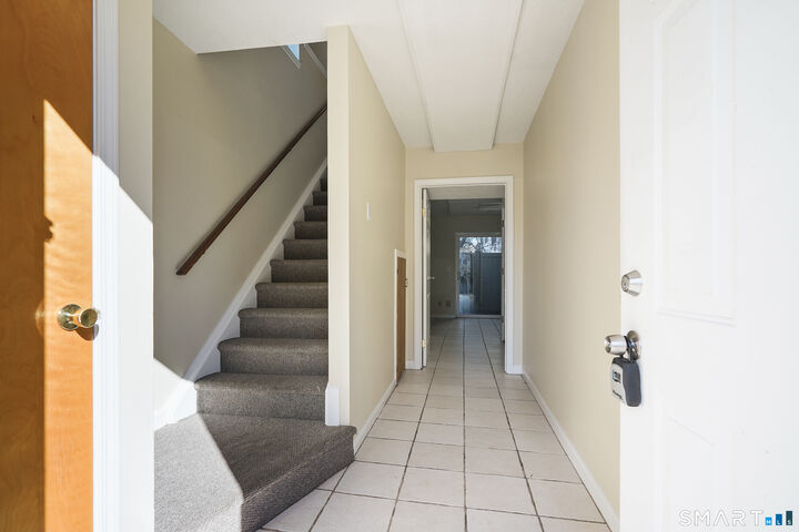 Property Photo:  1611 Washington Boulevard Apt 1  CT 06902 