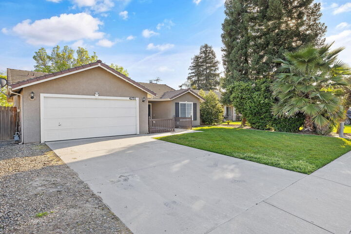 Property Photo: 4231 E Paradise Avenue CA 93292