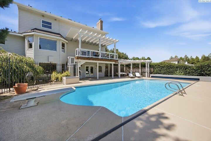 Property Photo:  1128 Country Ridge Dr  WA 99352 