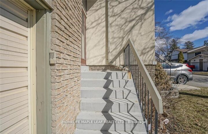 Property Photo: 113 Ashton Crescent 113 ON L6S 3J9